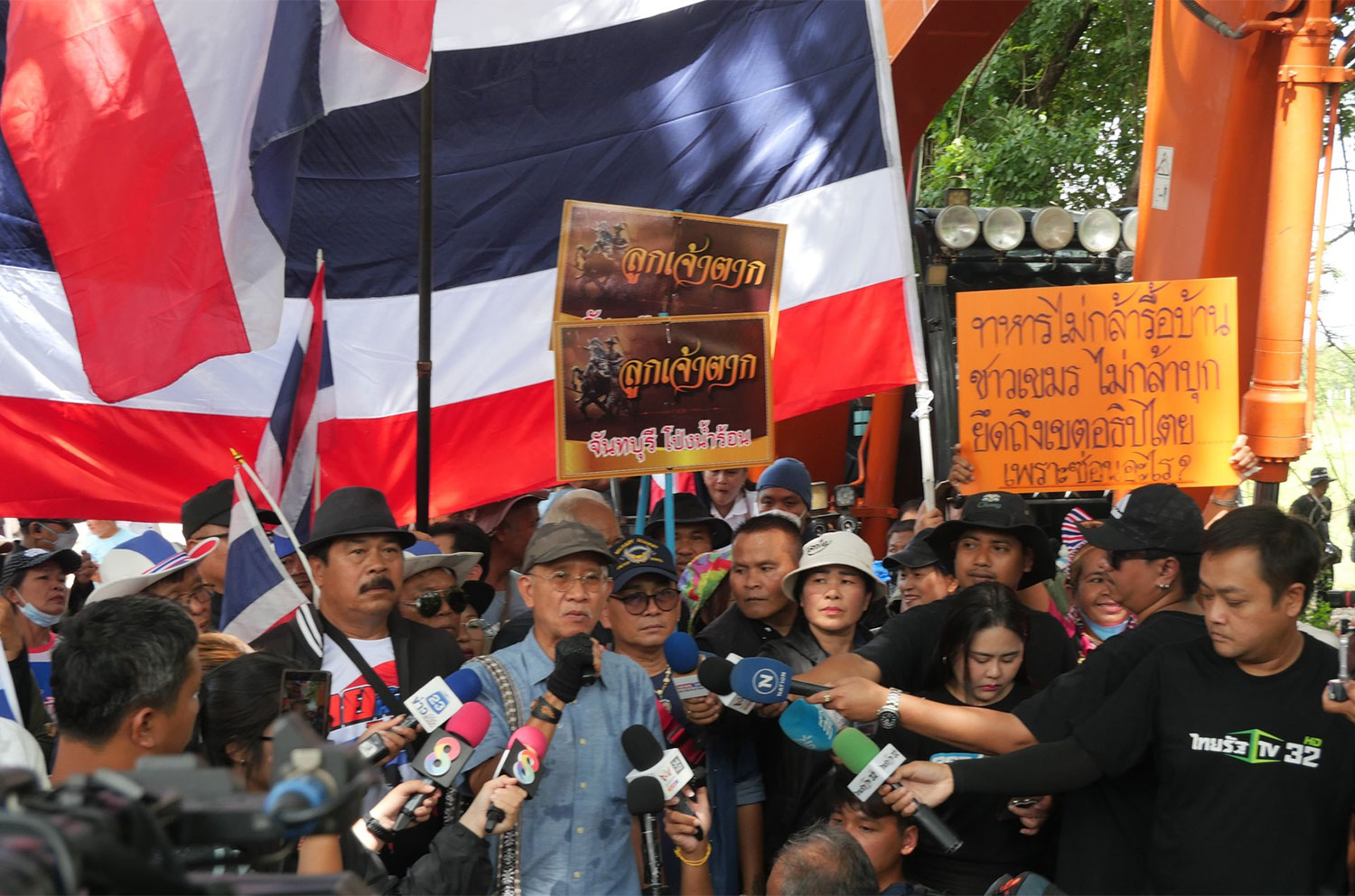 សកម្មជន Veera Somkwamkid (អាវពណ៌ខៀវ) និយាយទៅកាន់អ្នកសារព័ត៌មាននៅពេលដែលលោកបានដឹកនាំប្រជាជនមួយក្រុមទៅតំបន់ព្រំដែននៅលោក Ban Nong Chan Sa Kaeo ជំរុញអ្នកតាំងលំនៅរបស់ប្រទេសកម្ពុជាចេញពីទឹកដីថៃចេញពីទឹកដីថៃ។ (រូបថត: វិទ្យុរបស់ស្រះកែវថៃ)