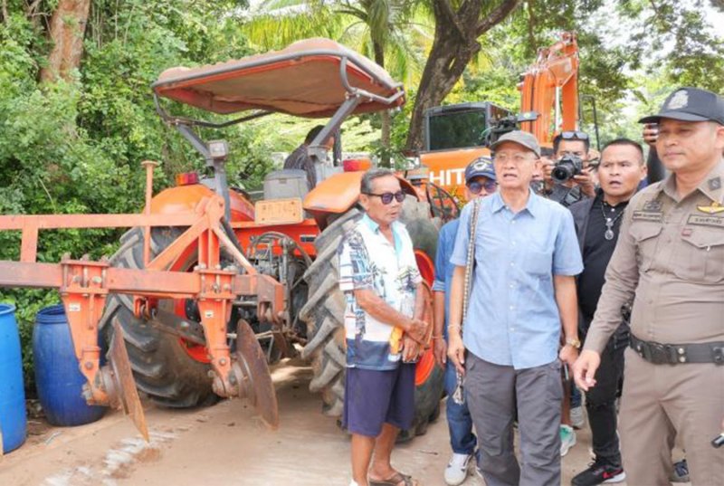 បាតុករថៃដែលដឹកនាំដោយសកម្មជន Veera Somkwamkid លោកបានធ្វើដំណើរទៅកាន់ព្រំដែននៅឯព្រំដែននៅខេត្តស្រះកែវកាលពីថ្ងៃសុក្រដើម្បីទាមទារឱ្យដកអ្នកតាំងទីលំនៅកម្ពុជាចេញពីទឹកដីថៃចេញពីទឹកដីថៃ។ (រូបថត: វិទ្យុស្រះកែវថៃ)