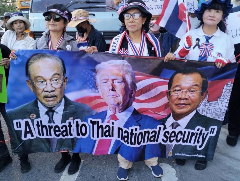 សមាជិកនៃមហាអំណាចរបស់អង្គការសហប្រជាជាតិដើម្បីការពារអធិបតេយ្យភាពរបស់ក្រុមអធិបតេយ្យភាពរបស់សហរដ្ឋអាមេរិកនិងប្រទេសម៉ាឡេស៊ីនៅទីក្រុងបាងកកដោយចោទប្រកាន់លោកនាយករដ្ឋមន្រ្តីម៉ាឡេស៊ី Anwar Ibrahim និងលោក Trump នៃការជ្រៀតចូលក្នុងកិច្ចការប្រទេសថៃ។ (រូបថត: សាថនថេនយ៉ានានា)