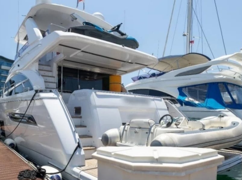 ទ្រព្យសម្បត្តិដែលបានផ្សារភ្ជាប់ទៅនឹងការតំរឹមប្រទេសកម្ពុជាដែលរួមមានទូកទូកចំនួន 11 គ្រឿងនិងស្រាជាច្រើនដប។ មានការអនុញ្ញាតពីប៉ូលីសសិង្ហបុរី។